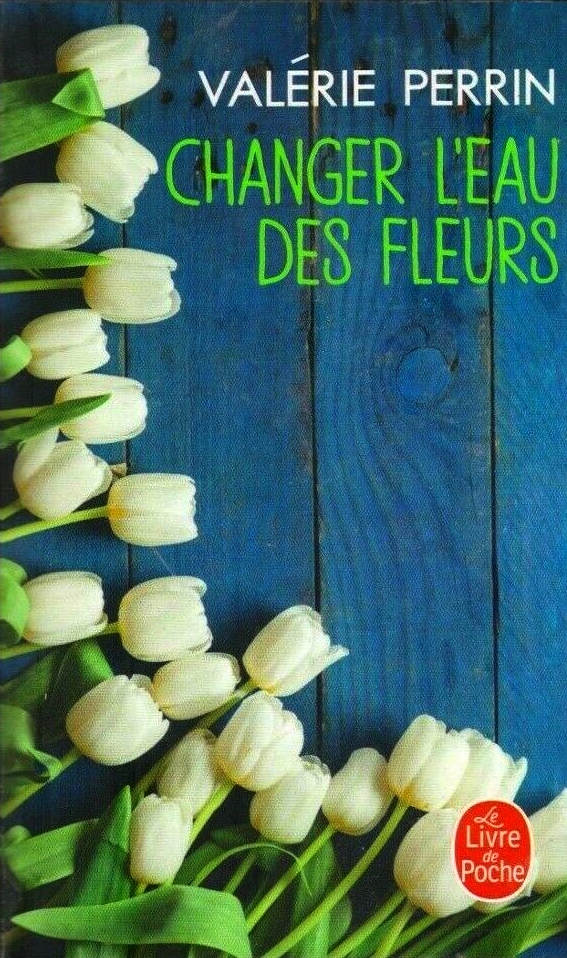 Changer l'eau des fleurs 